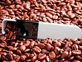 Linc measuring spoon in coffee beans